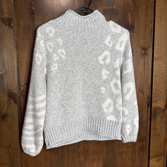Nine West mock neck dropped sweater animal print Women’s Size M grey and white - Picture 2 of 6